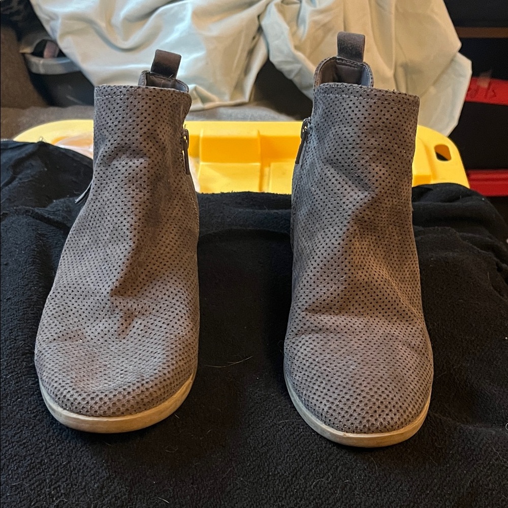 Universal thread ankle boots